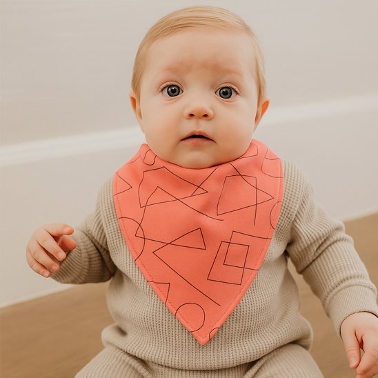Bébé assis portant un bavoir bandana coloré
