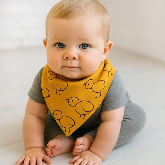 Bébé assis portant un bavoir bandana
