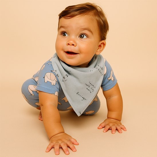 Bébé rampant portant un bavoir bandana