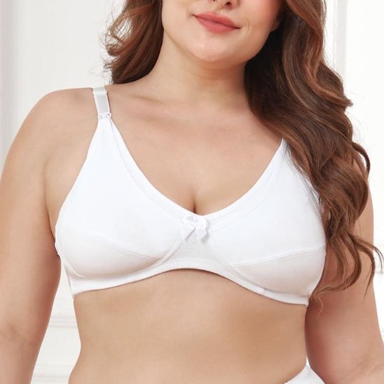 Jeune maman posant simplement avec soutien gorge d'allaitement blanc